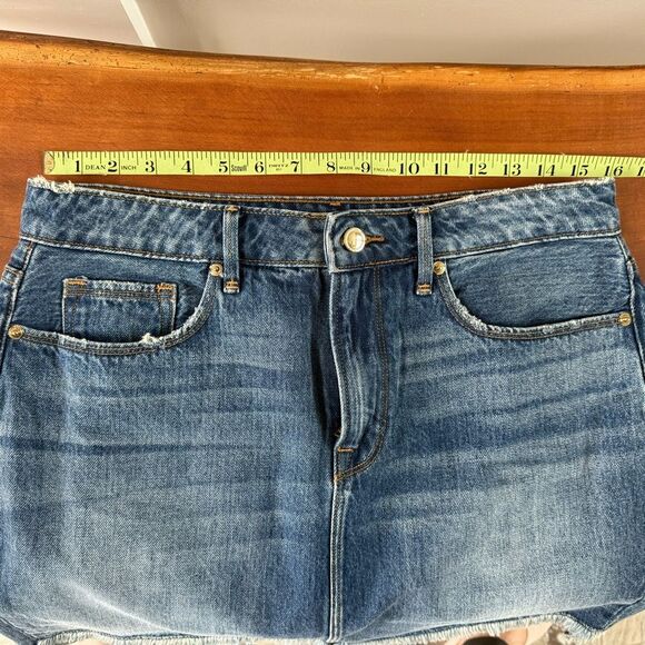 Good American Step Hem Jean Denim Mini Skirt. Distressed Medium Wash. Size 8/29. - Picture 5 of 10